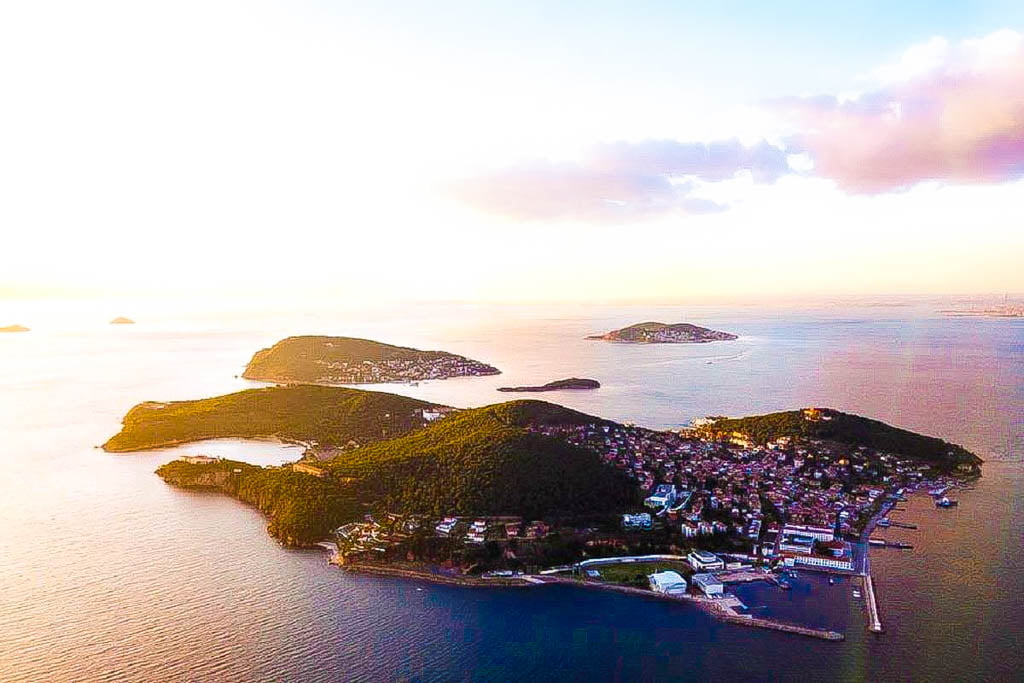 Experience Istanbul's vibrant and colorful city like a local with our daily city tour!